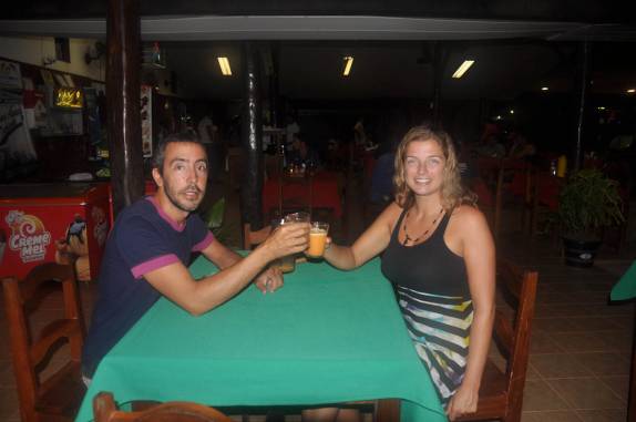 Celebração do aniversário de dois anos de casados numa churrascaria na cidade de Novo Repartimento, na Transamazônica - PA